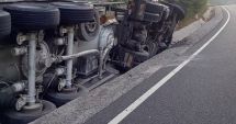 Stire din Eveniment : TRAGEDIE RUTIERĂ! Un șofer a adormit la volan și s-a răsturnat cu cisterna în șanț