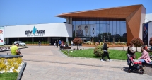 Stire din Social : Expoziție de mașini retro americane, SkirtBike și concert Connect-R, în week-end, la City Park Mall