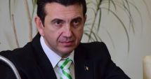 Stire din Politică-Administrație : Catargul de la Pavilionul Expozițional, donat CJC. Liberalii s-au opus