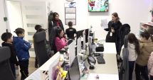 Stire din Social : Fascinaţi să descopere lumea audiovizualului şi a presei scrise