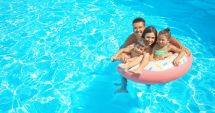 Stire din Sănătate : Scăldatul în piscină, o aventură: clorul duce la apariția bolilor dermatologice