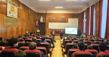 Stire din Cultură-Educație : Prevenția începe prin dialog. Mirciștii față în față cu polițiștii, despre droguri și violență