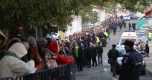 Stire din Eveniment : Peste 40.000 de credincioși au petrecut noaptea în frig la Iași, pentru a se închina la moaștele Sfintei Parascheva