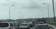 Stire din Eveniment : Cozi kilometrice după închiderea podului de la Agigea. Polițiștii intervin cu două echipaje