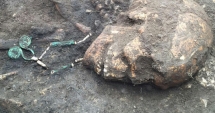 Colier vechi de 5.000 de ani, găsit într-un mormânt