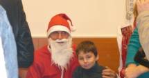 Stire din Sănătate : Copiii de la secția de pediatrie primesc colindători