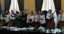 Stire din Actualitate : Gest plin de umanitate: Profesori la colindat pentru a ajuta un copil orfan