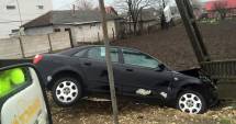 Stire din Eveniment : Coliziune violentă  în Valu lui Traian.  O mașină s-a înfipt în stâlp