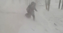 Stire din Actualitate : O bătrână care ieșise pe balcon să fumeze, luată pe sus de vânt. A căzut pe un morman de zăpadă