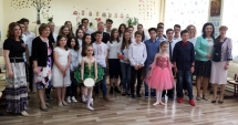 Stire din Cultură-Educație : Consilier american, la Școala nr. 30:  "Românii sunt interesanți, inteligenți și amuzanți"