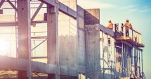 Stire din Economie : Constructorii iau în calcul suspendarea lucrărilor pe şantiere