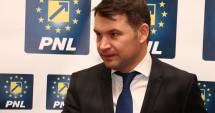 Stire din Politică-Administrație : "Consultările  cu președintele Iohannis ne pică  la fel ca o mănușă"