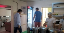 Stire din Social : "Razie" în restaurantele și terasele de pe litoral. Tone de mâncare veche, distruse!