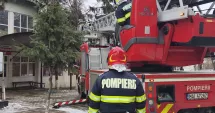 Stire din Eveniment : Vântul puternic face ravagii! Un copac a căzut peste acoperișul unui spital