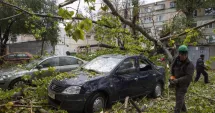 Stire din Social : Furtuna a făcut prăpăd. Copaci doborâți, mașini lovite și străzi inundate