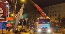 Stire din Eveniment : Copaci căzuți, schele desprinse, semafoare smulse din cauza viscolului la Constanța