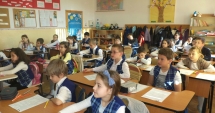 Stire din Social : "IA ȘI SCRIE, CĂ TE STRÂNG DE GÂT!" / Învățătoarea care jignea copiii, penalizată cu 10% din salariu timp de trei luni