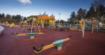Stire din Eveniment : Doi copii de 11 și 12 ani fost au răpiți de un bărbat beat, în parc. Autorul faptei este anchetat