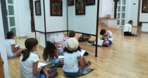Stire din Cultură-Educație : Elevii se inspiră  din icoanele țărănești pe sticlă