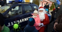 Stire din Eveniment : Copiii jandarmilor au primit vizita lui Moș Crăciun