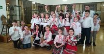 Stire din Cultură-Educație : Copiii învață să confecționeze mărțișoare la Muzeul de Artă Populară
