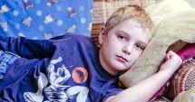 Stire din Social : Alarmant! Copiii au ajuns să răcească doar uitându-se pe geam
