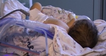Stire din Social : REVOLTĂTOR! Copil de 4 ani, vânăt de frig lângă mamă în comă alcoolică