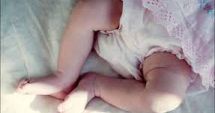 Stire din Actualitate : Un bebeluș a murit după ce mama lui l-a născut în baie: „Nu știam că sunt însărcinată”