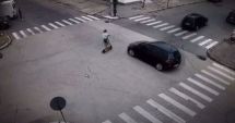 Stire din Eveniment : Copil de zece ani, accidentat grav după ce trotineta electrică pe care se afla a fost lovită de o mașină
