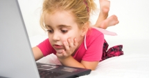 Stire din Social : Greșeala uriașă a părinților care își lasă copiii prea mult la telefon și laptop