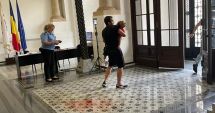 Stire din Eveniment : Copil de şase ani, rănit grav după ce o statuie din Primăria Capitalei a căzut peste el