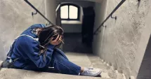 Stire din Eveniment : Copilă de 14 ani, orfană, drogată și forţată să se prostitueze