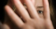 Stire din Eveniment : O tânără ar fi fost agresată sexual de şoferul unui microbuz, pe ruta Murfatlar-Constanța. Poliţia a intrat pe fir
