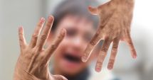 Stire din Eveniment : Un copil de 5 ani a fost lovit de educatoare și închis în debara, cu lumina stinsă