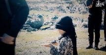 Stire din Eveniment : VIDEO ȘOCANT! Un copil de șase ani participă la o decapitare ISIS