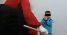 Stire din Eveniment : VIDEO ȘOCANT! Copil BĂTUT și TERORIZAT de "Moș Nicolae", la îndemnul propriei mame! Poliția a luat măsuri