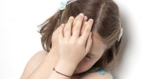 Stire din Social : FETIȚĂ MALTRATATĂ DE MAMĂ ȘI BUNICĂ, LA CONSTANȚA. Ce spune Protecția Copilului