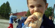Stire din Cultură-Educație : BĂTAIE DE JOC PE SĂNĂTATEA COPIILOR NOȘTRI / Bani risipiți pe lapte amar și cornuri "beton"