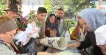 Stire din Actualitate : Un bărbat a venit cu un covor la moaștele Sfintei Parascheva: „L-a trimis fata mea”