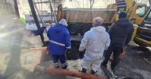 Stire din Social : Craterul uriaș de pe strada București este în reparații urgente