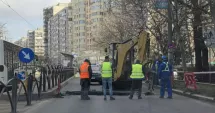 Stire din Social : Crater pe un drum din București. Traficul restricționat și echipe de urgență la fața locului