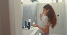 Stire din Sănătate : Nu confundați crema hidratantă cu cea emolientă. Nu sunt la fel!