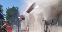 Stire din Eveniment : O femeie a fost ucisă cu sălbăticie și apoi incendiată în propria casă. Polițiștii îl caută pe autor