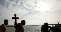 Stire din Cultură-Educație : Un tânăr de 18 ani a recuperat crucea sfântă din Dunăre, de Bobotează