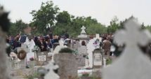Un muncitor a murit în cimitirul din Brad, după ce s-a răsturnat cu utilajul