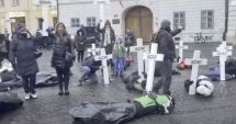 Stire din Sport : Protest antivaccin pentru susținerea lui Djokovic, Cruci aduse la manifestație