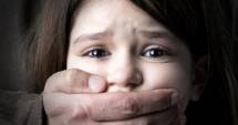 Stire din Eveniment : Fetiță de 10 ani, răpită din fața Gării Constanța și violată zile în șir