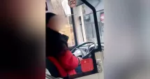 Stire din Social : Reacția conducerii CT BUS după imaginile cu șoferul surprins fumând la volan în timpul cursei