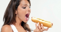 Stire din Fun : Cum cere o femeie cârnați,  fără a scoate  niciun cuvânt