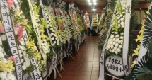 Stire din Actualitate : Vor sta cu mortul în casă? Nunțile și înmormântările, interzise